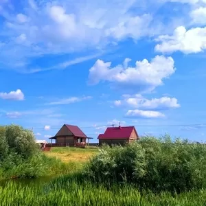 Домики на берегу живописного озера