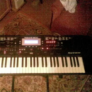 Продаю синтезатор Roland E300. 